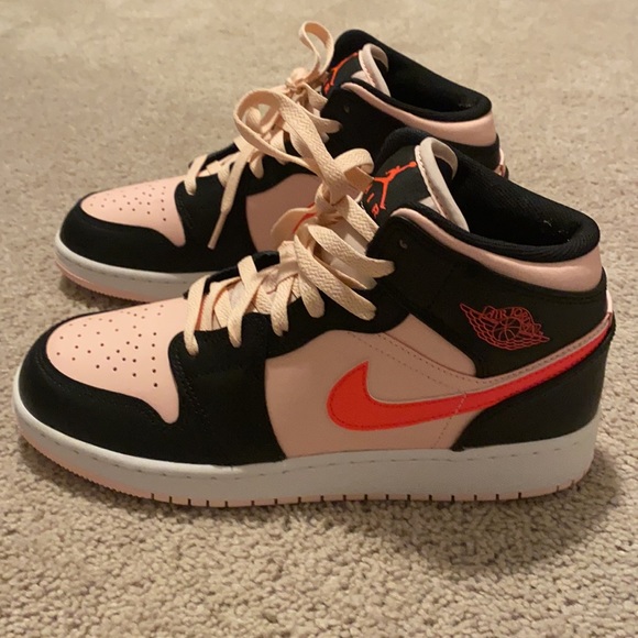 Jordan 1 mid- HOLD - Picture 4 of 7